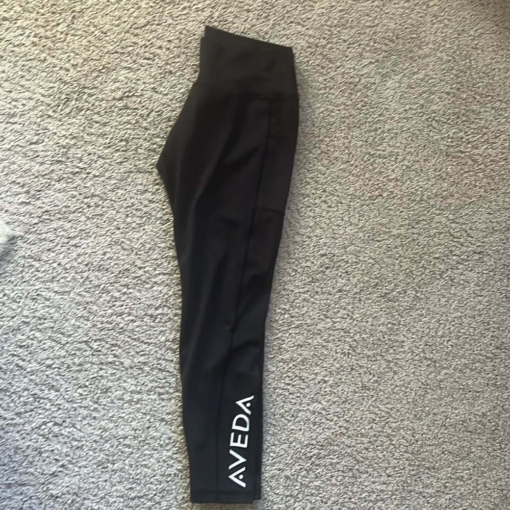 Aveda leggings coming from pet free and smoke free home. Pockets on both sides.